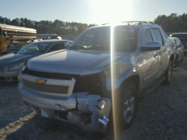 3GNMCFE01DG355692 - 2013 CHEVROLET AVALANCHE SILVER photo 2