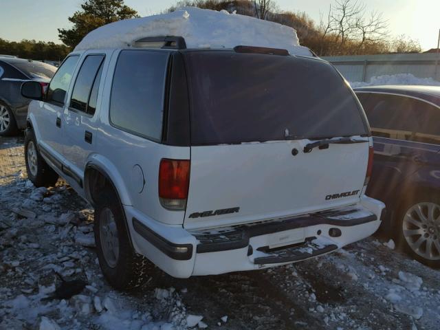 1GNDT13W2W2103049 - 1998 CHEVROLET BLAZER WHITE photo 3