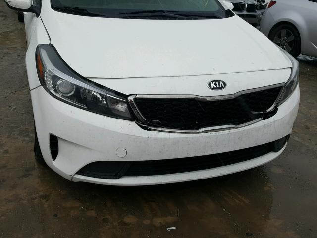 3KPFL4A74HE058331 - 2017 KIA FORTE LX WHITE photo 9