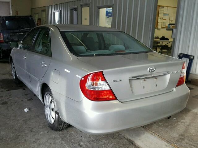 4T1BE32K32U089208 - 2002 TOYOTA CAMRY LE ვერცხლისფერი ფოტო 3
