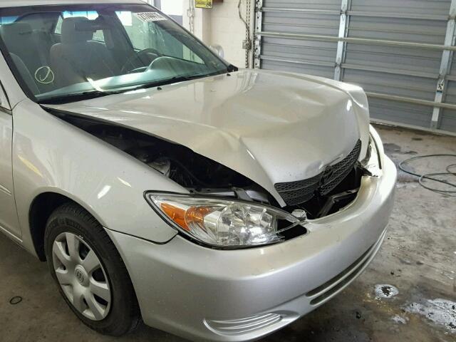 4T1BE32K32U089208 - 2002 TOYOTA CAMRY LE ვერცხლისფერი ფოტო 9