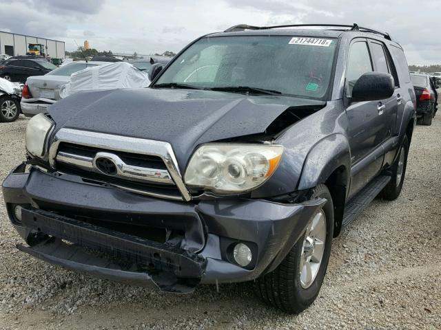 JTEZU14R768061927 - 2006 TOYOTA 4RUNNER SR GRAY photo 2