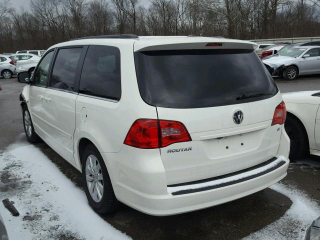 2C4RVABG5CR392332 - 2012 VOLKSWAGEN ROUTAN SE WHITE photo 3