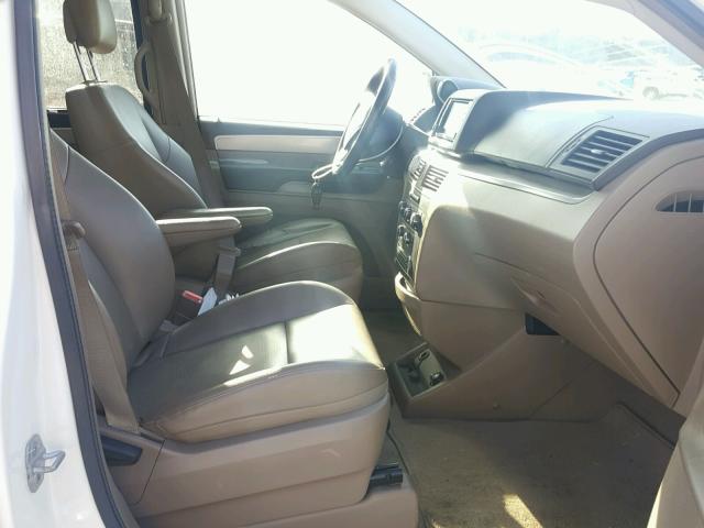 2C4RVABG5CR392332 - 2012 VOLKSWAGEN ROUTAN SE WHITE photo 5