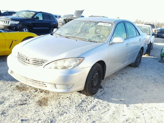 4T1BE32K75U576545 - 2005 TOYOTA CAMRY LE SILVER photo 2