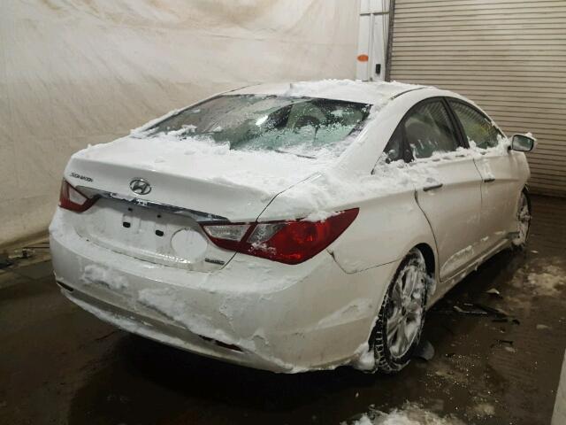 5NPEC4AC4DH615463 - 2013 HYUNDAI SONATA SE WHITE photo 4