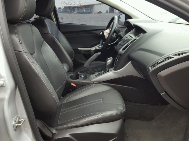 1FADP3F23DL378752 - 2013 FORD FOCUS SE SILVER photo 5