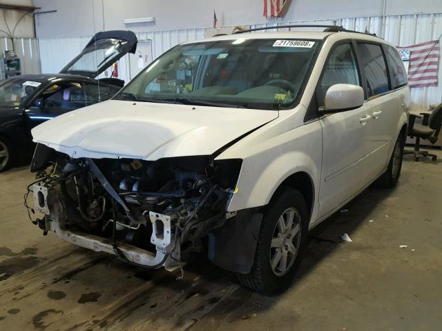 2A8HR54P78R730818 - 2008 CHRYSLER TOWN & COU WHITE photo 2