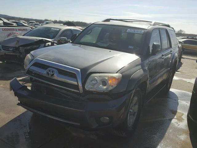 JTEZU14R668052779 - 2006 TOYOTA 4RUNNER SR GRAY photo 2