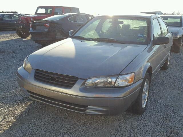 4T1BF22K8VU020042 - 1997 TOYOTA CAMRY CE GRAY photo 2