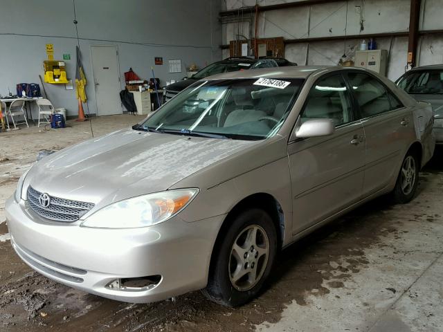 4T1BE32K92U099516 - 2002 TOYOTA CAMRY LE GOLD photo 2