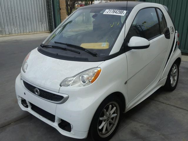 WMEEJ9AA6FK831676 - 2015 SMART FORTWO ELE WHITE photo 2