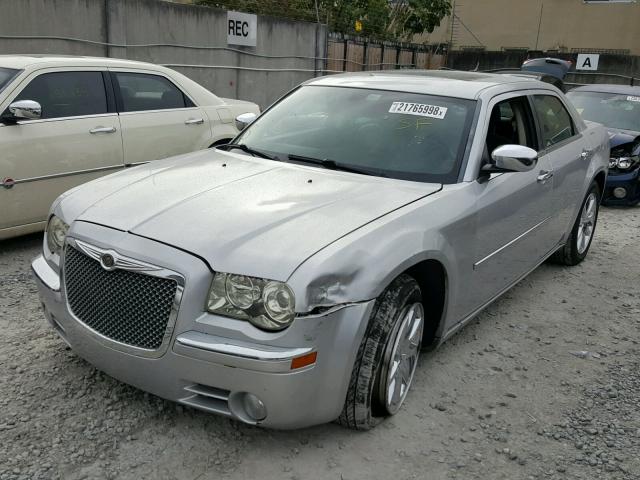 2C3KA33G08H321841 - 2008 CHRYSLER 300 LIMITE SILVER photo 2