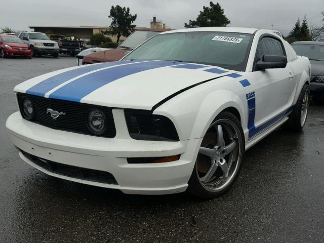 1ZVFT82H175302751 - 2007 FORD MUSTANG GT WHITE photo 2