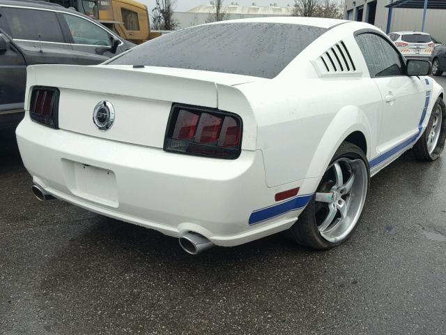 1ZVFT82H175302751 - 2007 FORD MUSTANG GT WHITE photo 4