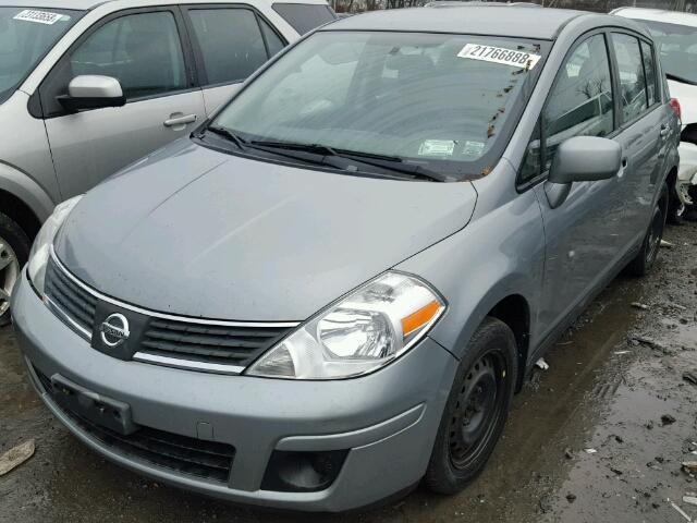 3N1BC13E59L435581 - 2009 NISSAN VERSA S GRAY photo 2