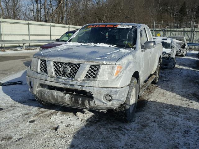 1N6AD06W35C465640 - 2005 NISSAN FRONTIER K SILVER photo 2