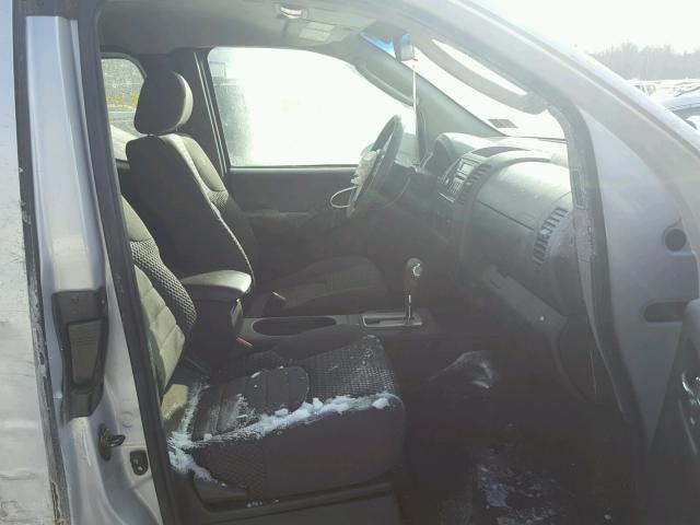 1N6AD06W35C465640 - 2005 NISSAN FRONTIER K SILVER photo 5