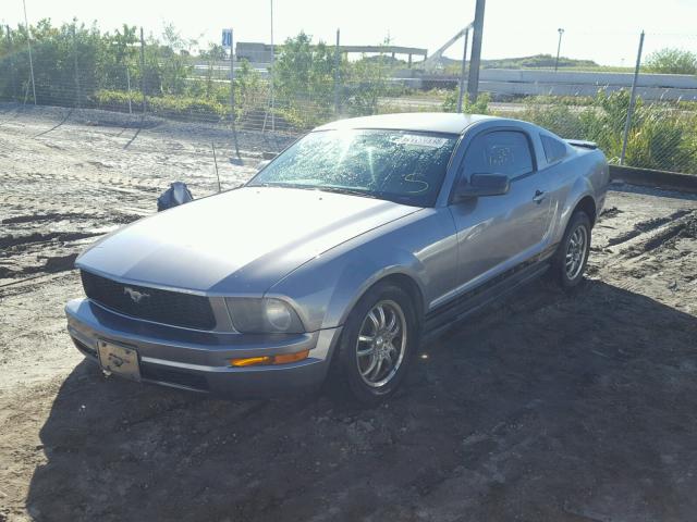 1ZVFT80NX75258385 - 2007 FORD MUSTANG GRAY photo 2