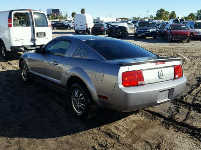 1ZVFT80NX75258385 - 2007 FORD MUSTANG GRAY photo 3