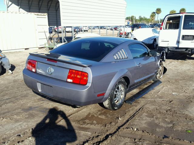 1ZVFT80NX75258385 - 2007 FORD MUSTANG GRAY photo 4
