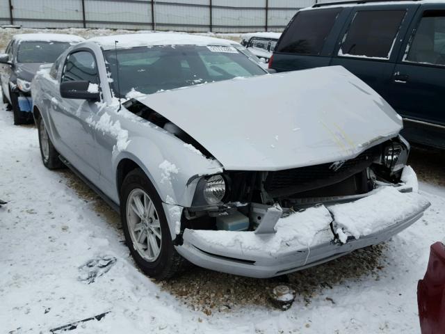 1ZVFT80N275330194 - 2007 FORD MUSTANG SILVER photo 1