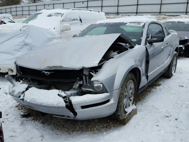 1ZVFT80N275330194 - 2007 FORD MUSTANG SILVER photo 2