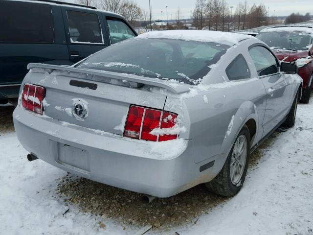 1ZVFT80N275330194 - 2007 FORD MUSTANG SILVER photo 4