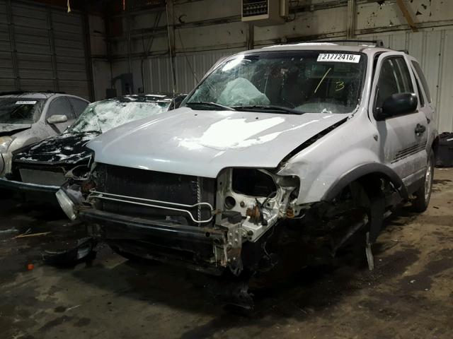 1FMYU04142KC84066 - 2002 FORD ESCAPE XLT SILVER photo 2