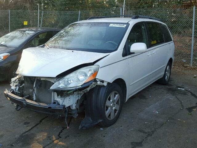 5TDZK22C87S010156 - 2007 TOYOTA SIENNA XLE WHITE photo 2