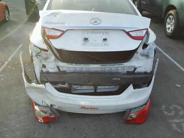 5NPEC4AC2DH766558 - 2013 HYUNDAI SONATA SE WHITE photo 9