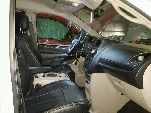 2C4RC1BG9FR538015 - 2015 CHRYSLER TOWN & COU WHITE photo 5