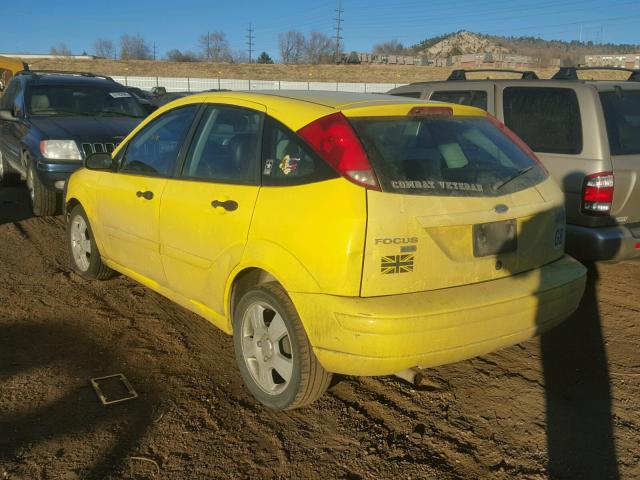 3FAFP37N05R103845 - 2005 FORD FOCUS ZX5 YELLOW photo 3