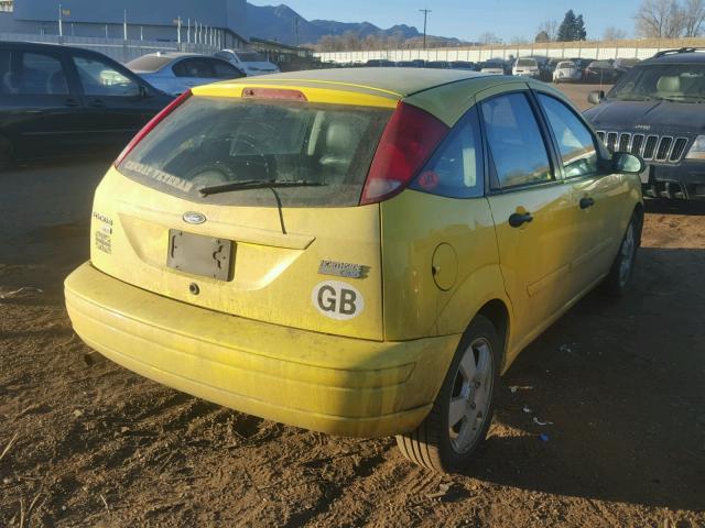 3FAFP37N05R103845 - 2005 FORD FOCUS ZX5 YELLOW photo 4