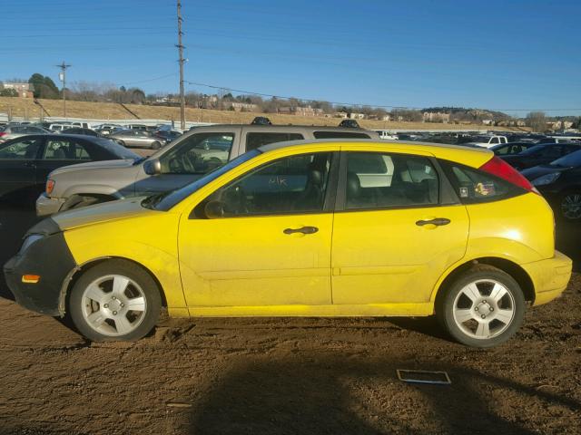 3FAFP37N05R103845 - 2005 FORD FOCUS ZX5 YELLOW photo 9