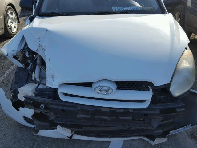 KMHCM36C39U111745 - 2009 HYUNDAI ACCENT GS WHITE photo 7