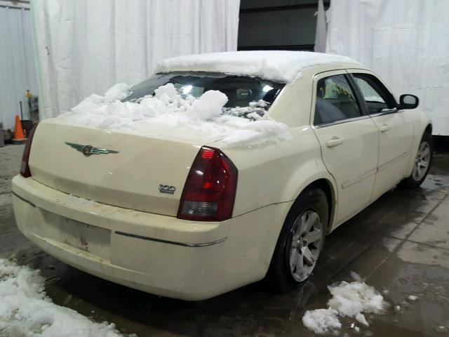 2C3KA53G56H258552 - 2006 CHRYSLER 300 TOURIN WHITE photo 4