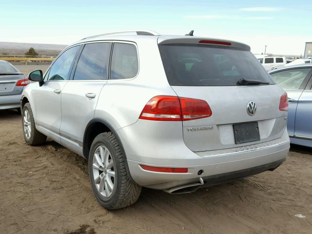 WVGEF9BP8DD005881 - 2013 VOLKSWAGEN TOUAREG V6 SILVER photo 3