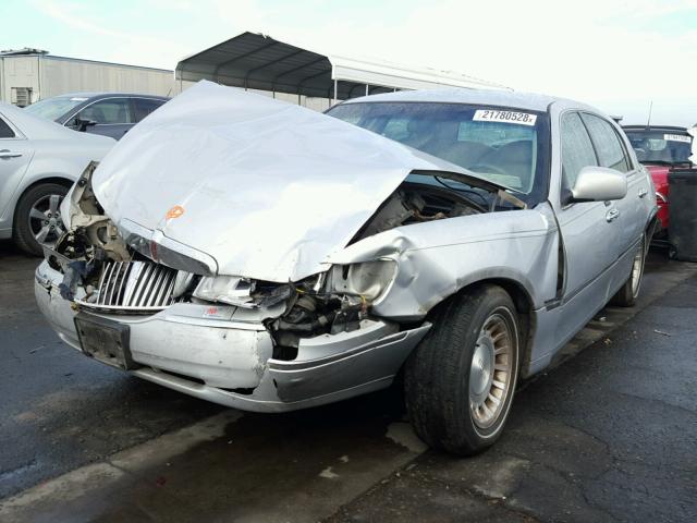 1LNHM81W92Y661373 - 2002 LINCOLN TOWN CAR E SILVER photo 2