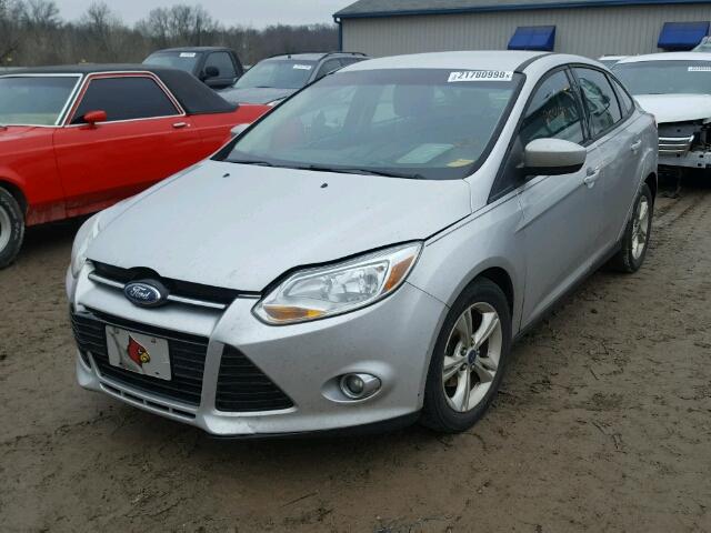 1FAHP3F24CL272083 - 2012 FORD FOCUS SE SILVER photo 2