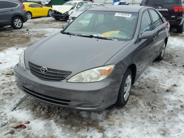 4T1BE32K22U578148 - 2002 TOYOTA CAMRY LE GRAY photo 2