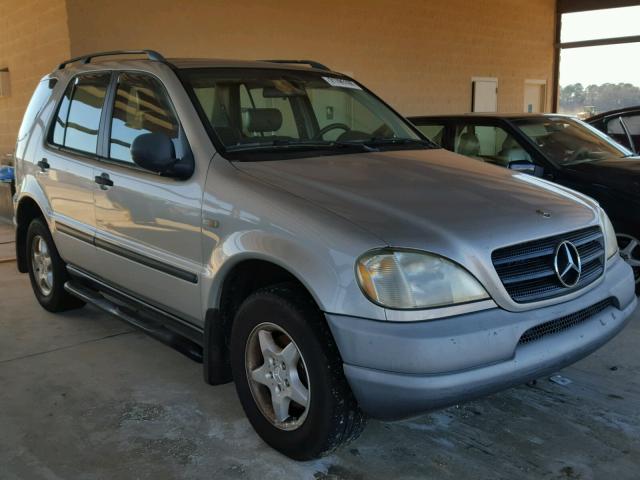 4JGAB54E6XA079871 - 1999 MERCEDES-BENZ ML 320 SILVER photo 1