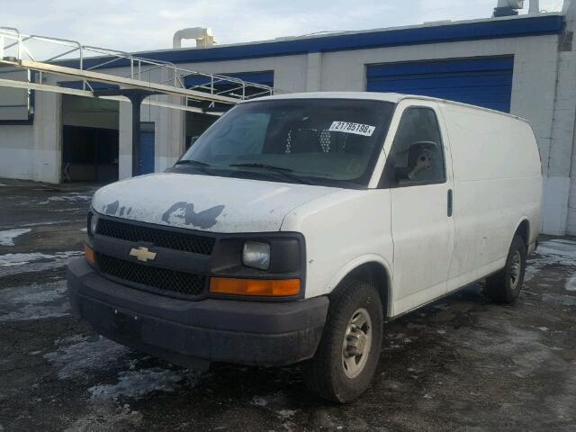 1GCGG25V671106208 - 2007 CHEVROLET EXPRESS G2 WHITE photo 2