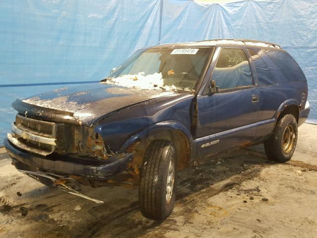 1GNCT18WXYK239453 - 2000 CHEVROLET BLAZER BLUE photo 2