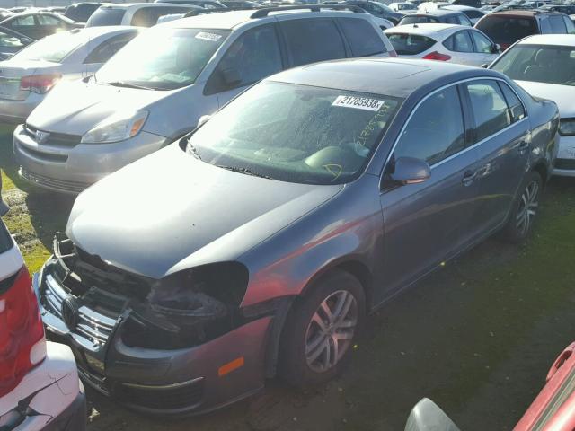 3VWSG71K85M627835 - 2005 VOLKSWAGEN NEW JETTA GRAY photo 2