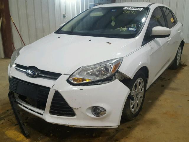 1FAHP3F22CL227093 - 2012 FORD FOCUS SE WHITE photo 2