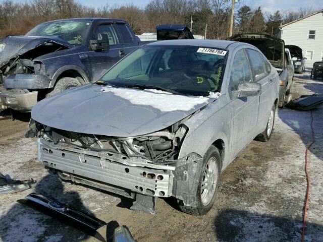 1FAHP3FN4AW273675 - 2010 FORD FOCUS SE SILVER photo 2