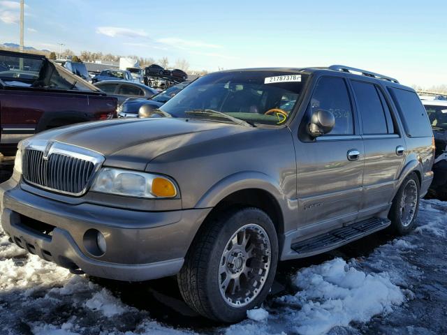 5LMFU28RX2LJ04289 - 2002 LINCOLN NAVIGATOR 金色 照片 2