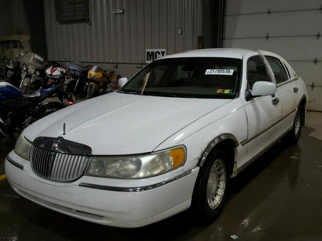 1LNHM81W8YY870841 - 2000 LINCOLN TOWN CAR E WHITE photo 2