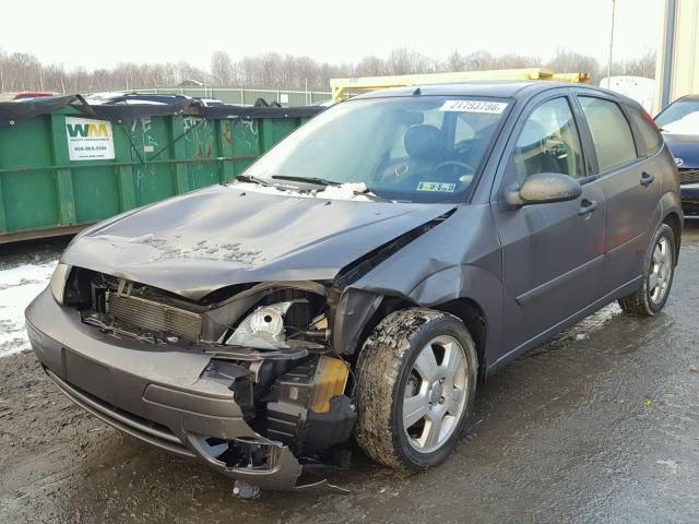 3FAFP37N95R160903 - 2005 FORD FOCUS ZX5 GRAY photo 2